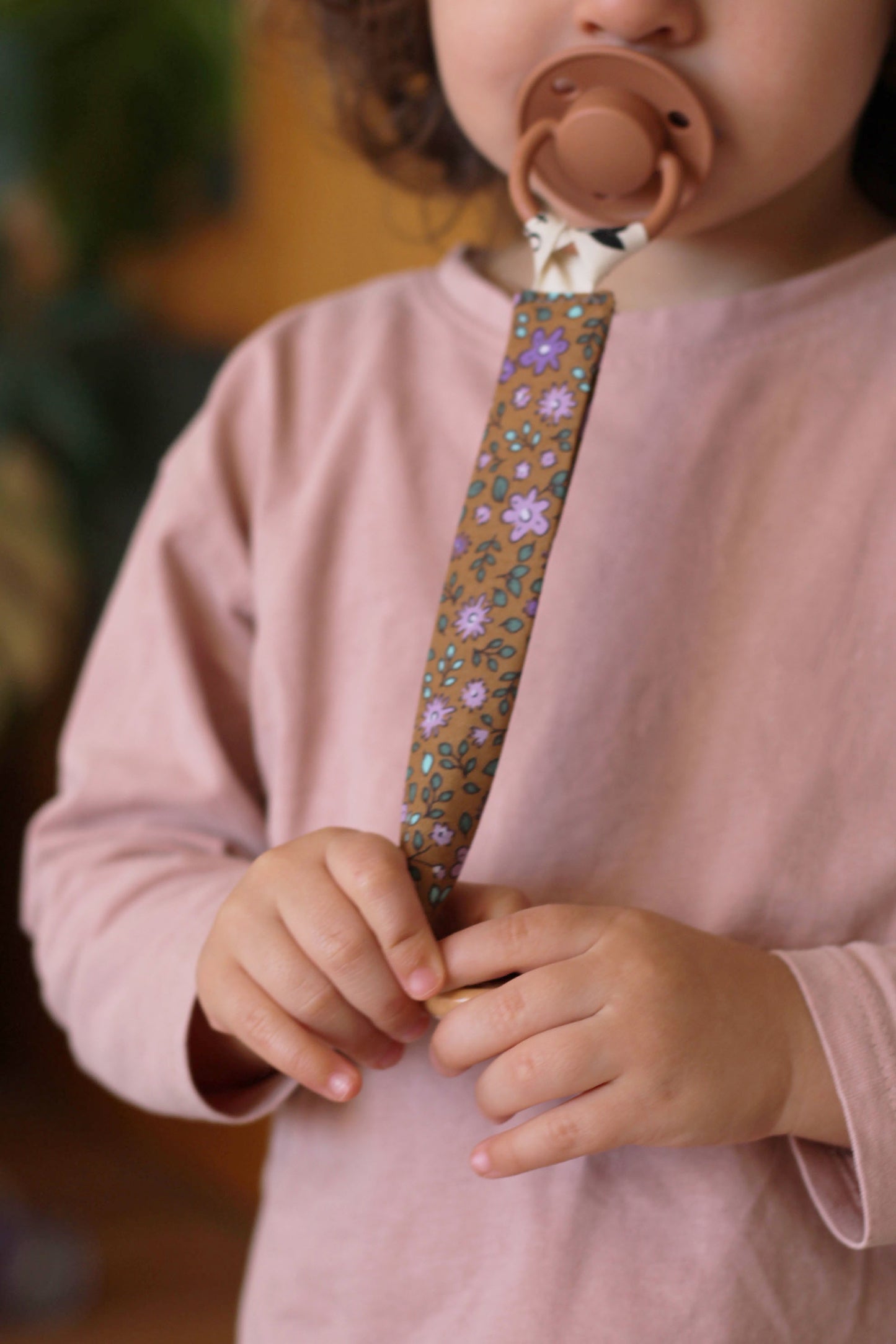 Cuelga chupete Bloom Malva